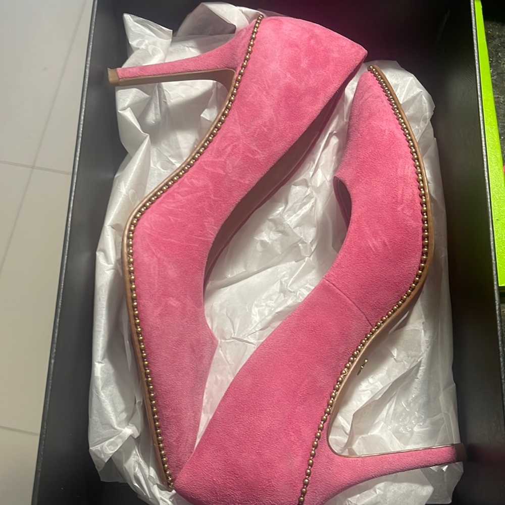 Coach pumps